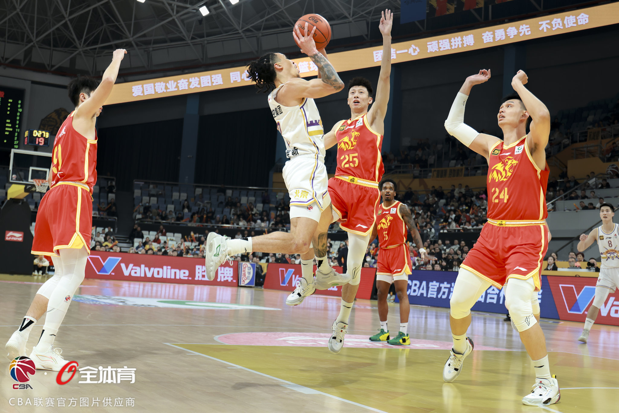 爱游戏体育-公牛轻取上海队，孙铭徽带队取胜