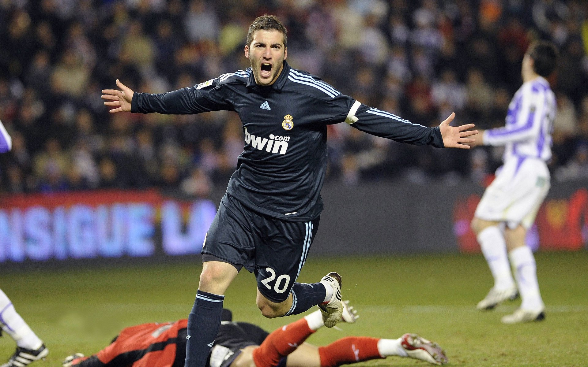 萨卡独造三球撕裂防线,尼日利亚战术完胜安哥拉挺进四强